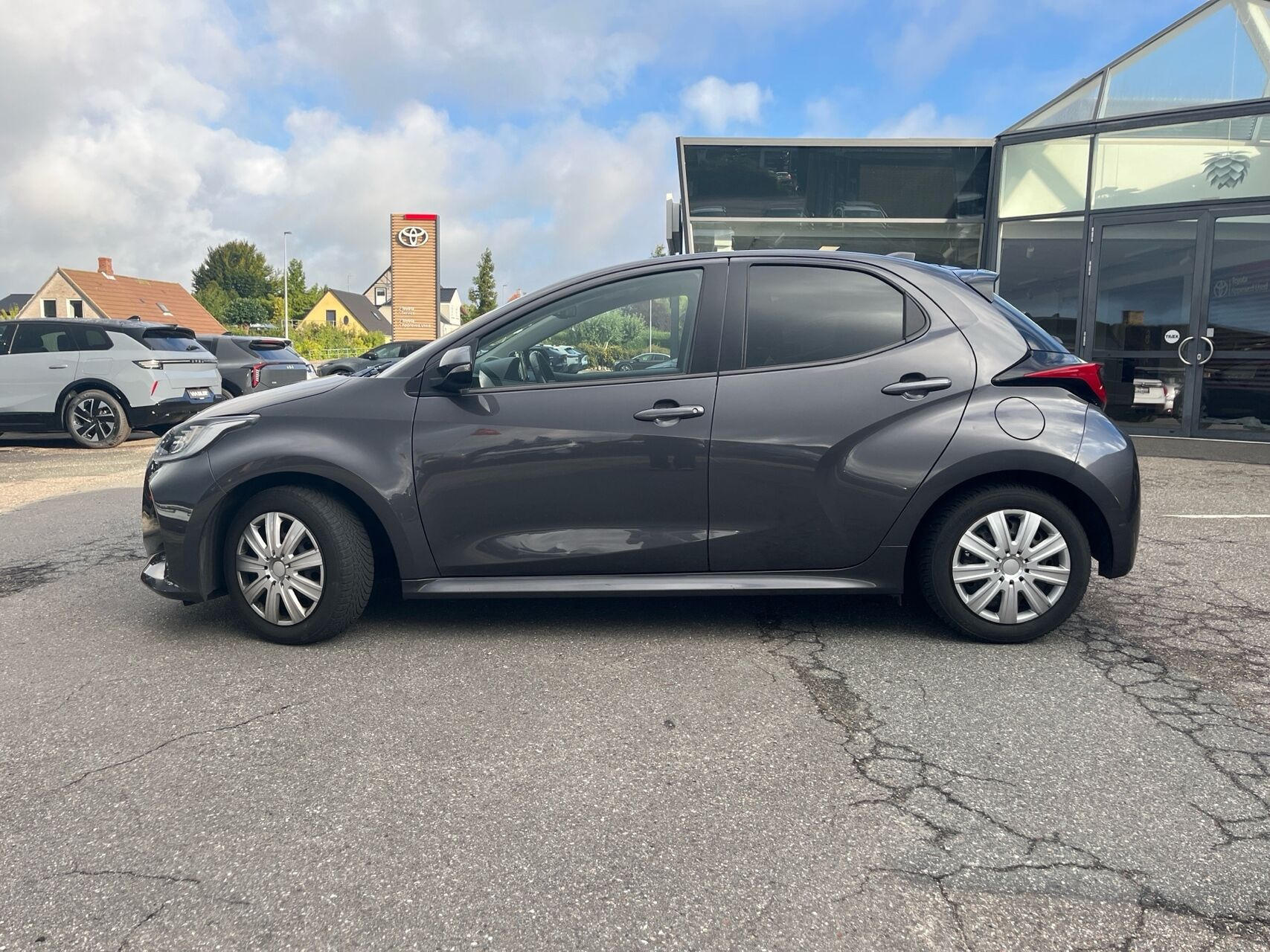 Grå Toyota Yaris fra 2021