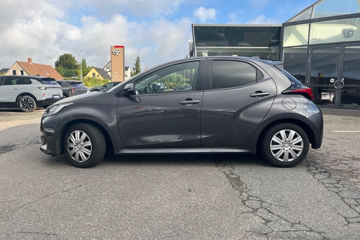 Grå Toyota Yaris fra 2021