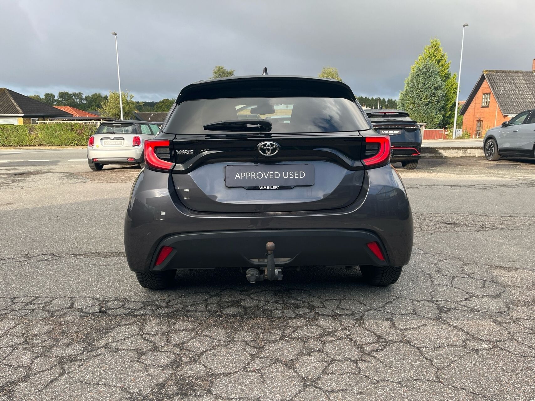 Grå Toyota Yaris fra 2021