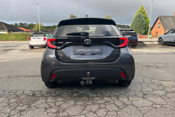 Grå Toyota Yaris fra 2021