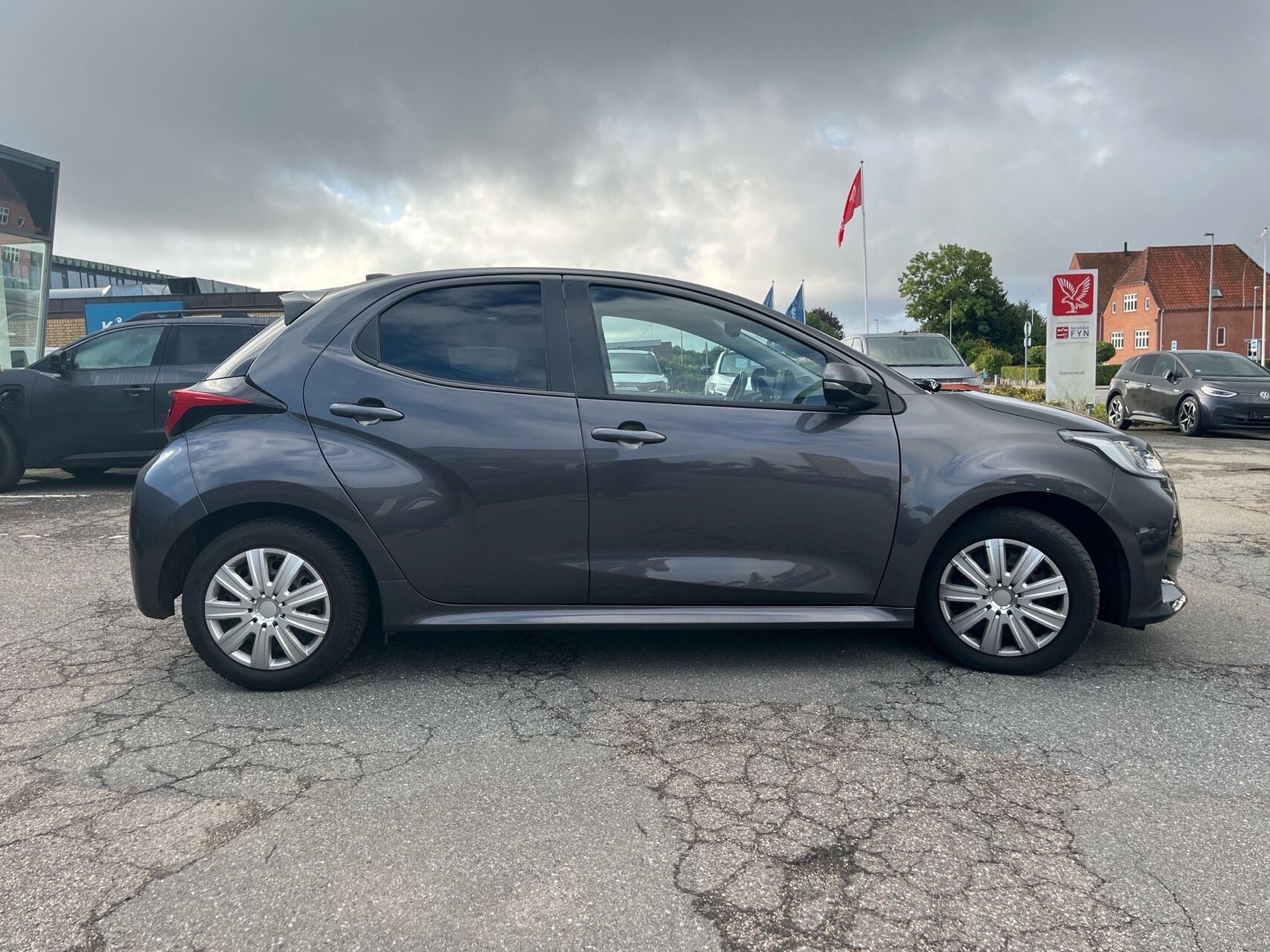 Grå Toyota Yaris fra 2021