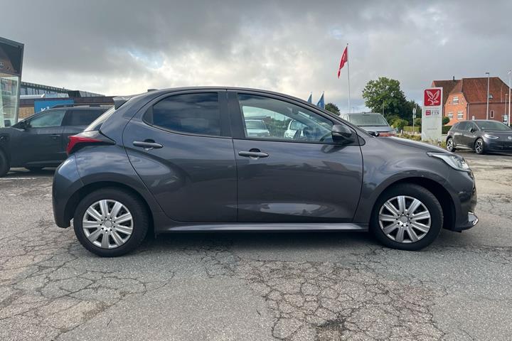 Grå Toyota Yaris fra 2021