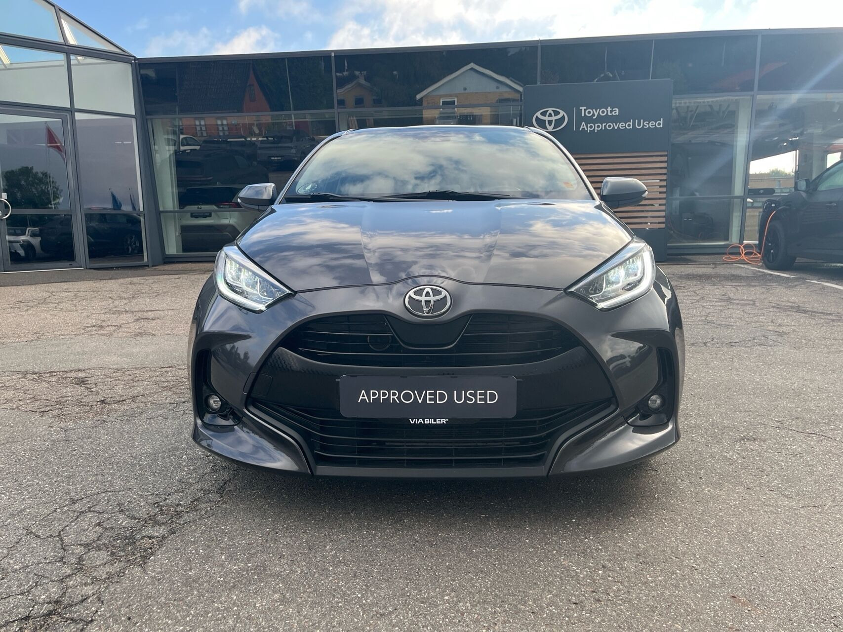 Grå Toyota Yaris fra 2021