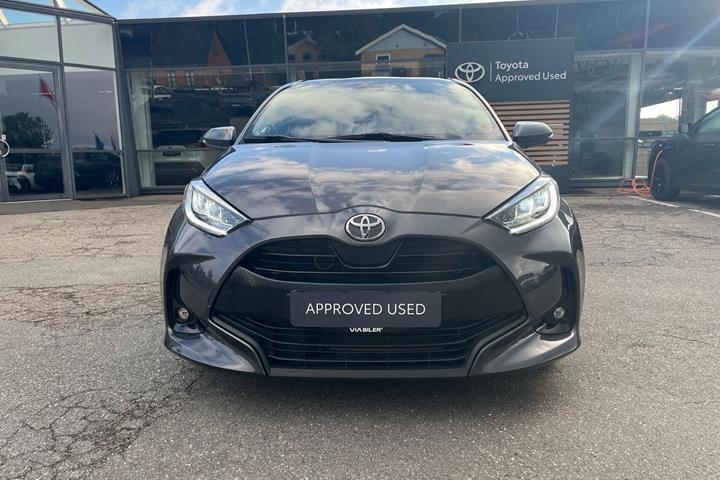 Grå Toyota Yaris fra 2021
