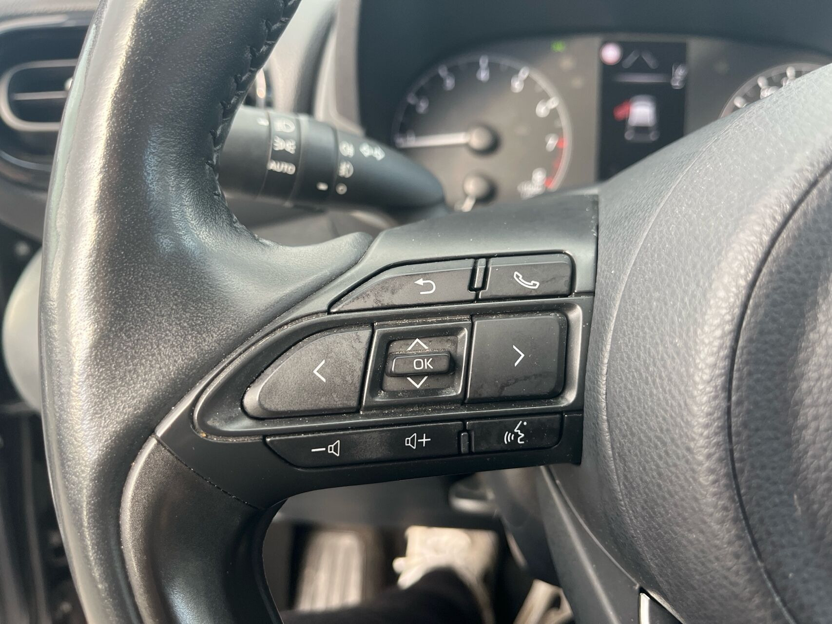 Grå Toyota Yaris fra 2021
