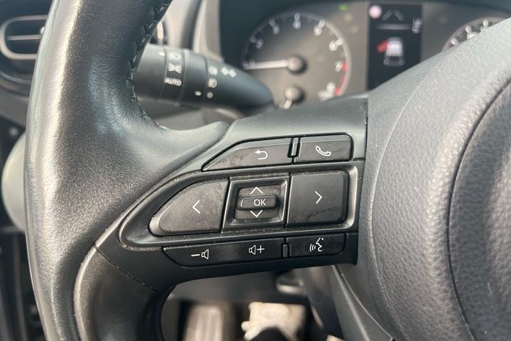 Grå Toyota Yaris fra 2021