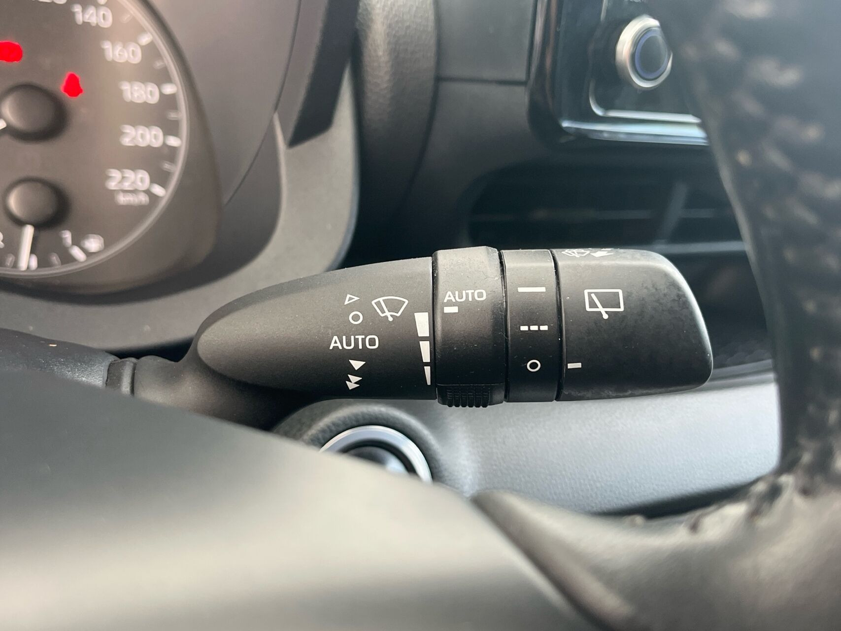 Grå Toyota Yaris fra 2021
