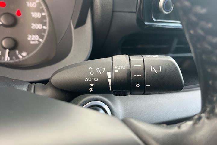 Grå Toyota Yaris fra 2021