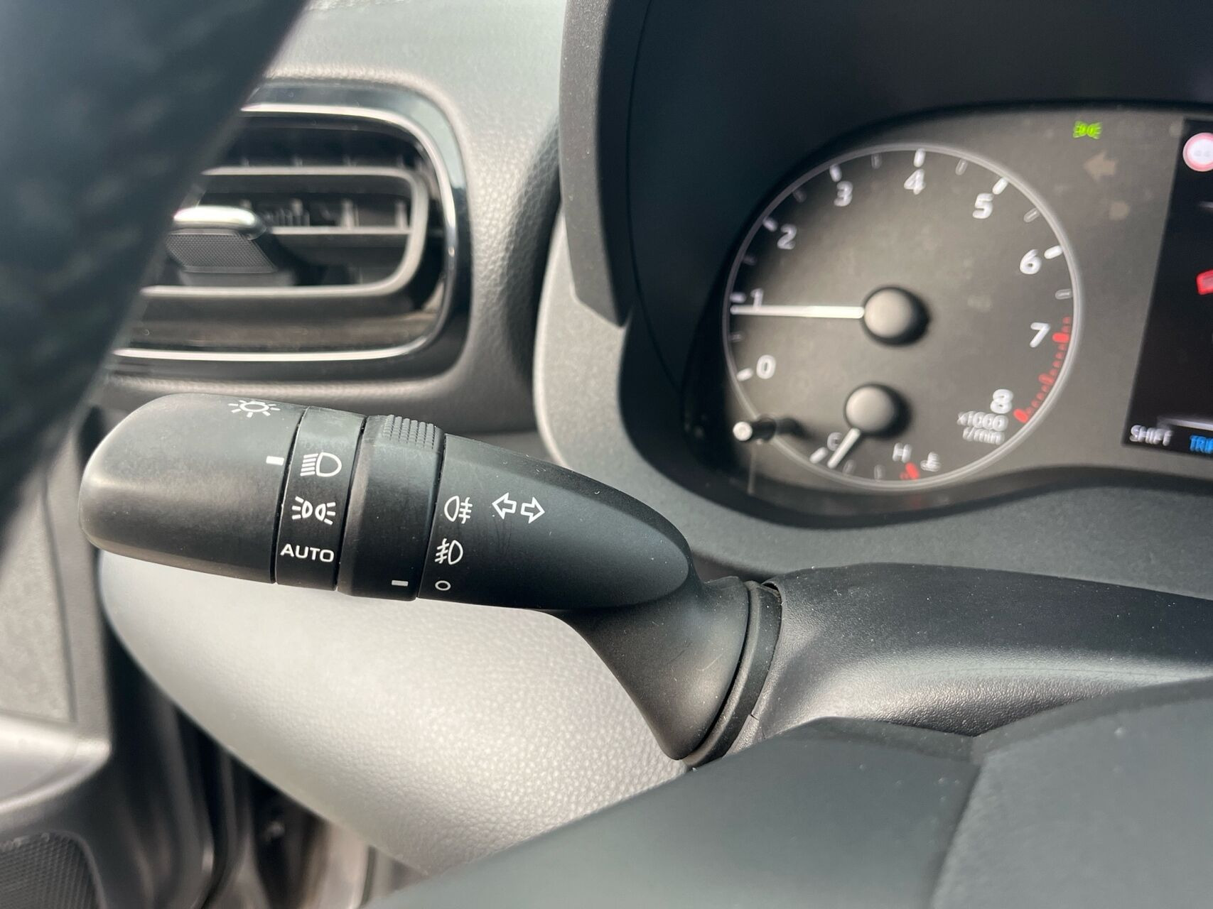 Grå Toyota Yaris fra 2021