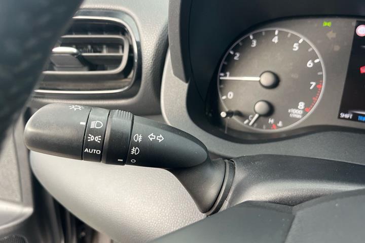 Grå Toyota Yaris fra 2021
