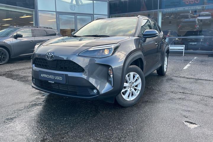 Grå Toyota Yaris Cross fra 2024 set udefra