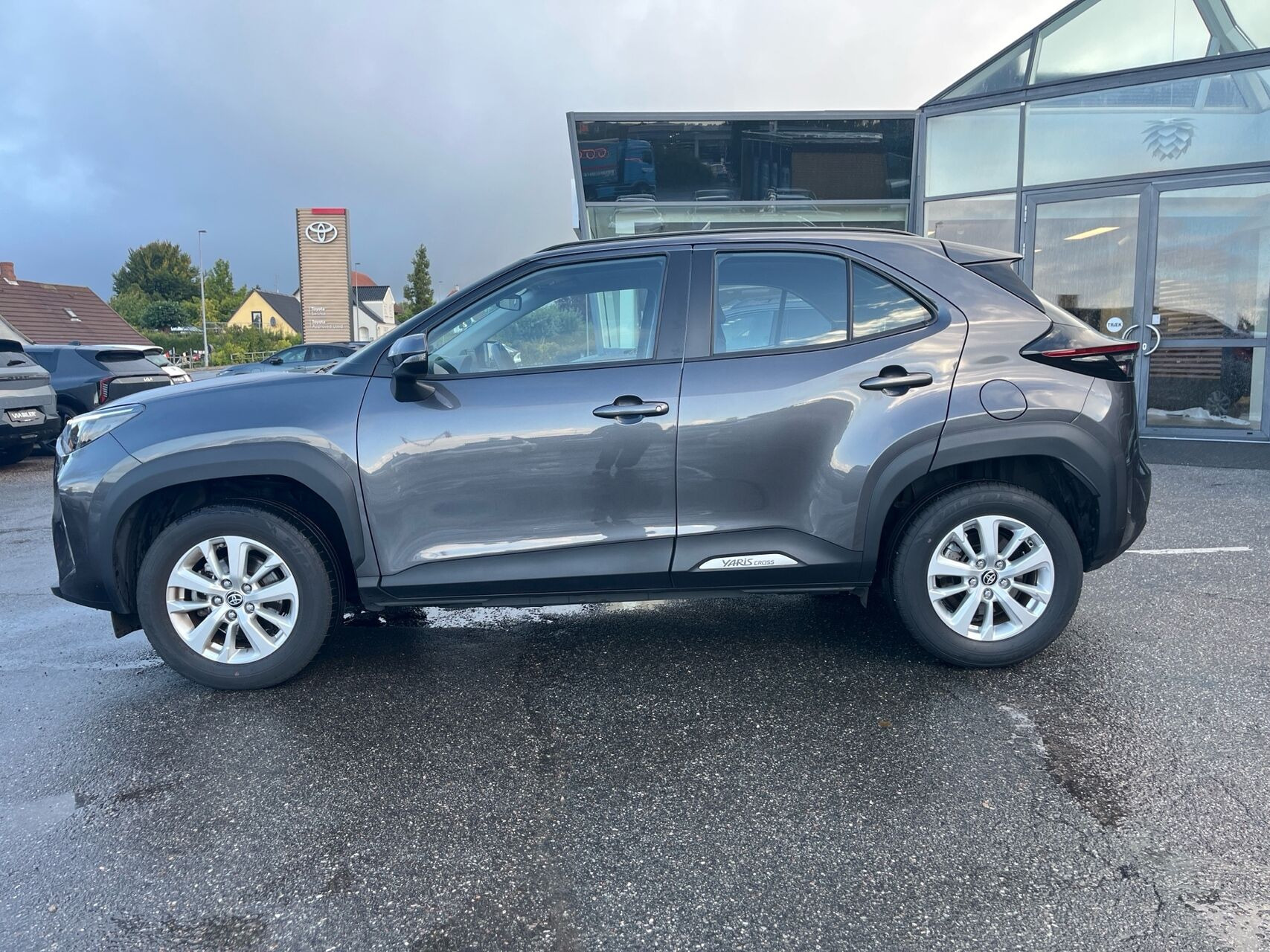 Grå Toyota Yaris Cross fra 2024