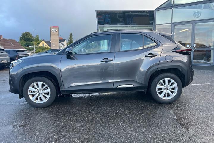 Grå Toyota Yaris Cross fra 2024