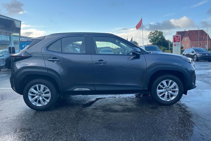 Grå Toyota Yaris Cross fra 2024