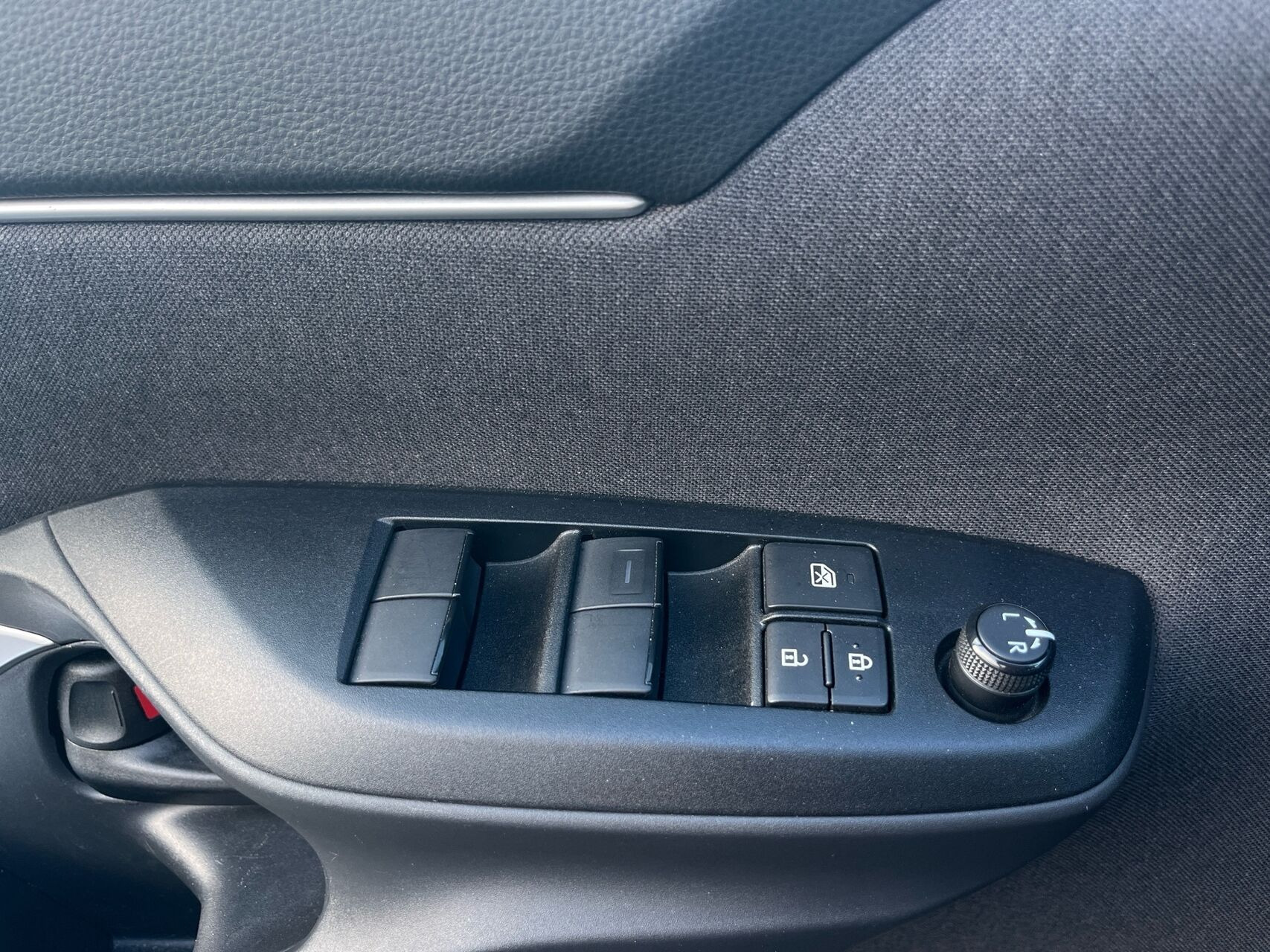 Grå Toyota Yaris Cross fra 2024