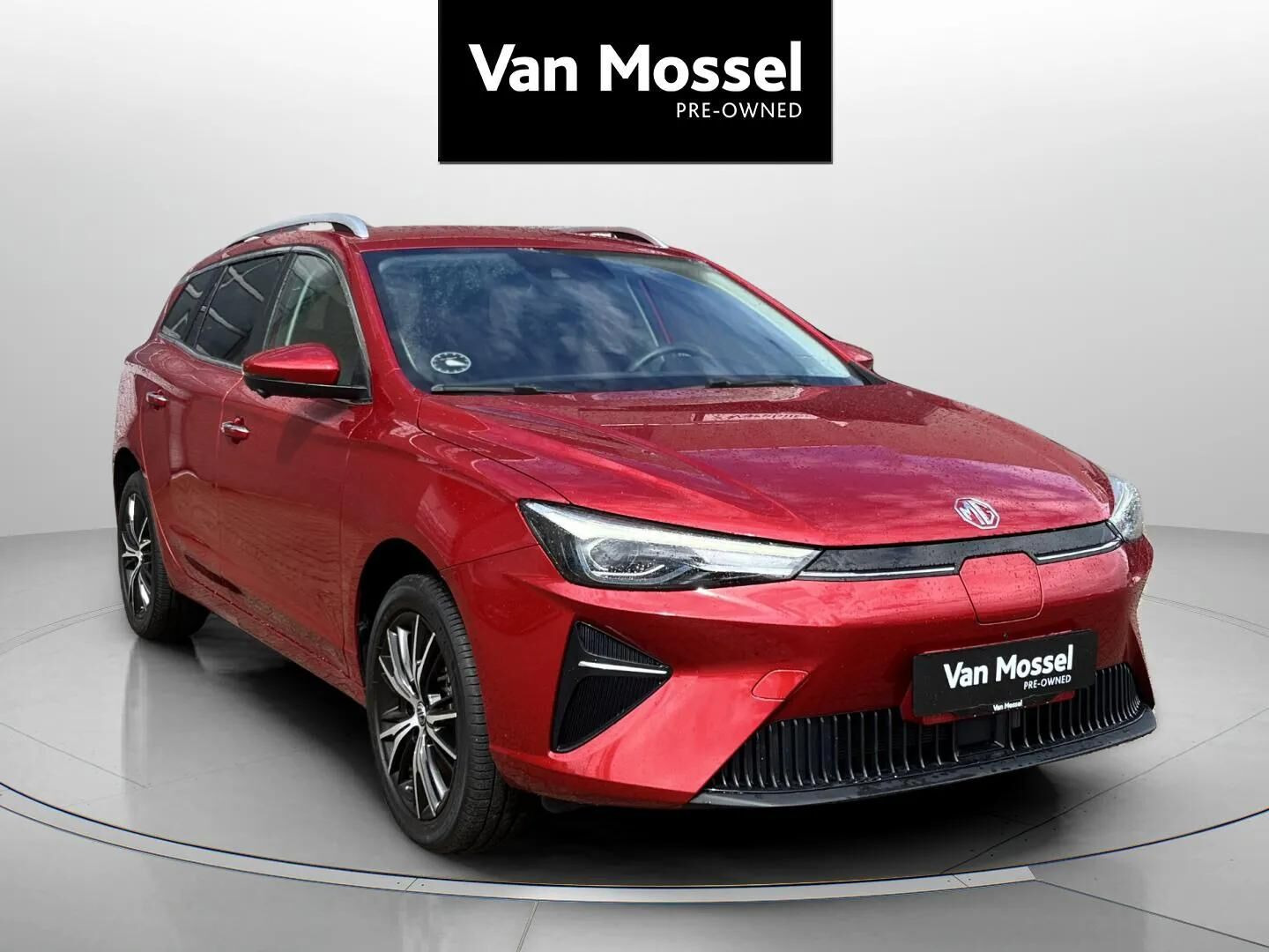 Rød MG MG5 Electric fra 2022 set udefra