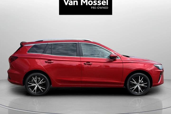Rød MG MG5 Electric fra 2022 set udefra