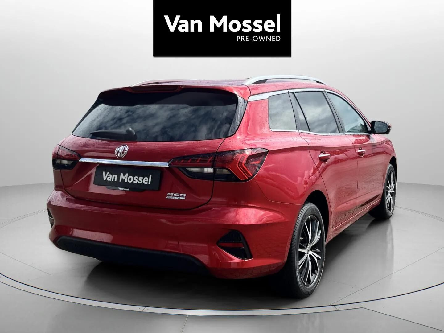 Rød MG MG5 Electric fra 2022 set udefra