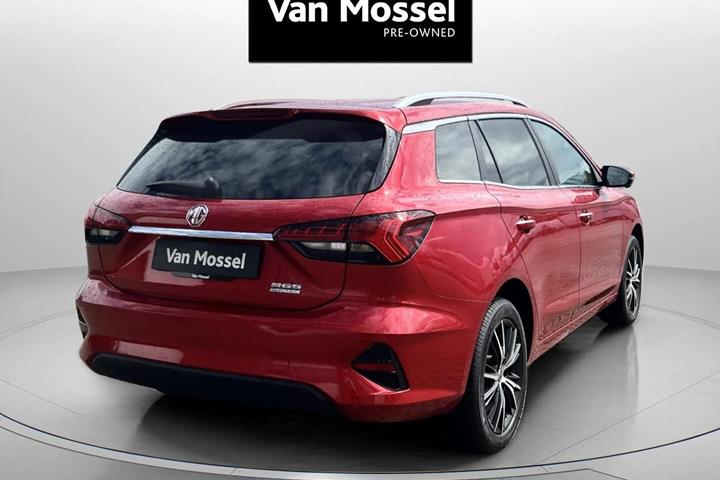 Rød MG MG5 Electric fra 2022 set udefra