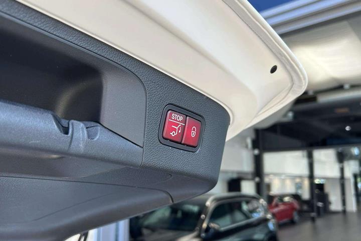 Hvid Mercedes EQC 400 fra 2022