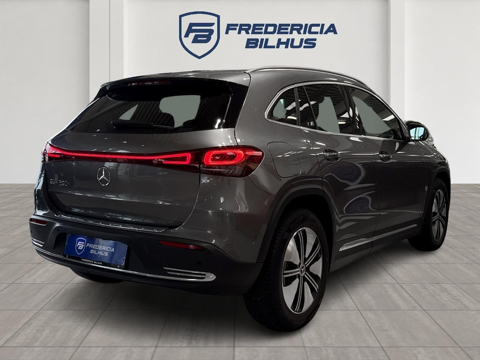 Grå Mercedes EQA250+ fra 2023