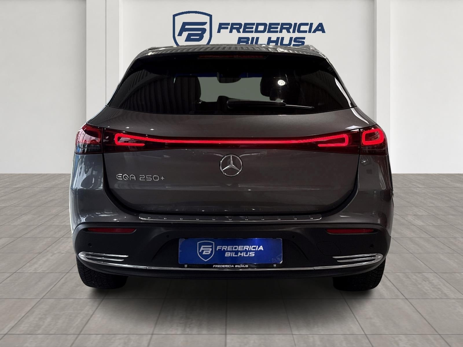 Grå Mercedes EQA250+ fra 2023