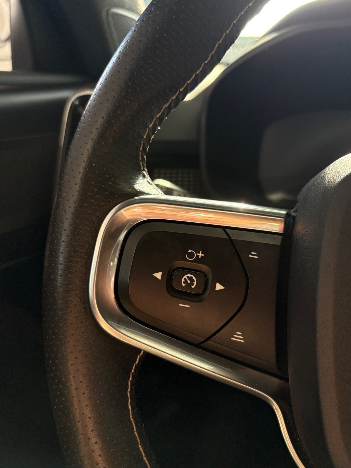 Grå Volvo XC40 fra 2020