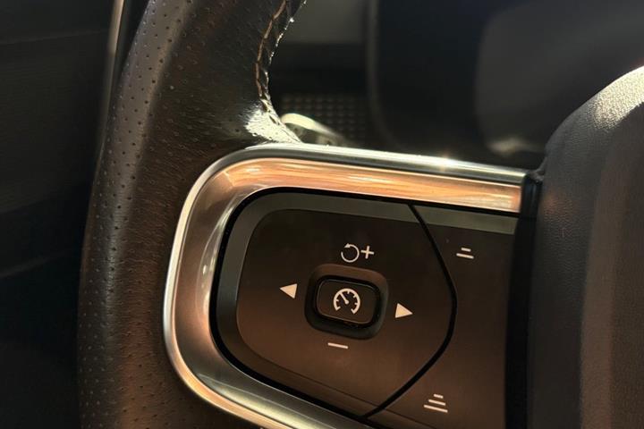 Grå Volvo XC40 fra 2020
