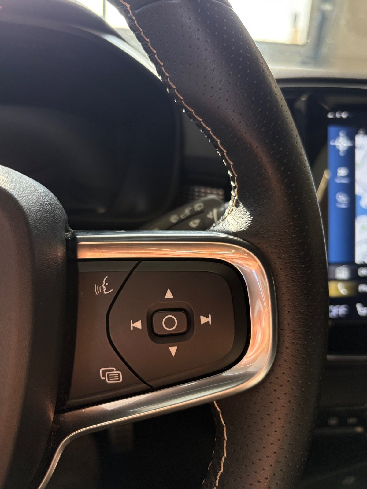 Grå Volvo XC40 fra 2020