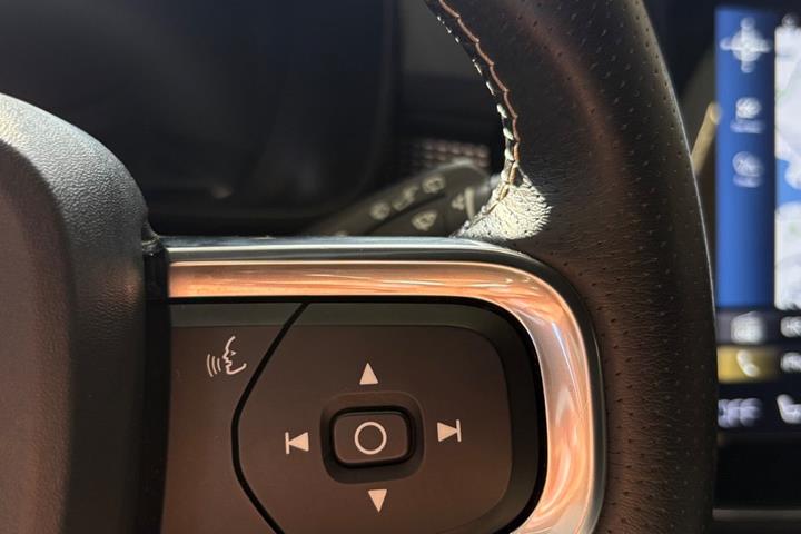 Grå Volvo XC40 fra 2020