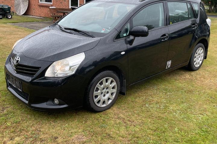 Sort Toyota Sportsvan fra 2010