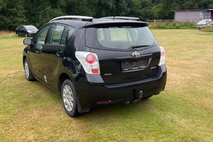 Sort Toyota Sportsvan fra 2010