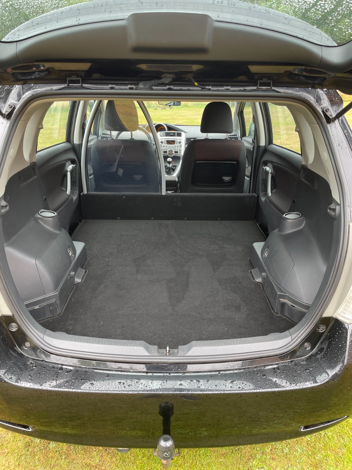 Sort Toyota Sportsvan fra 2010