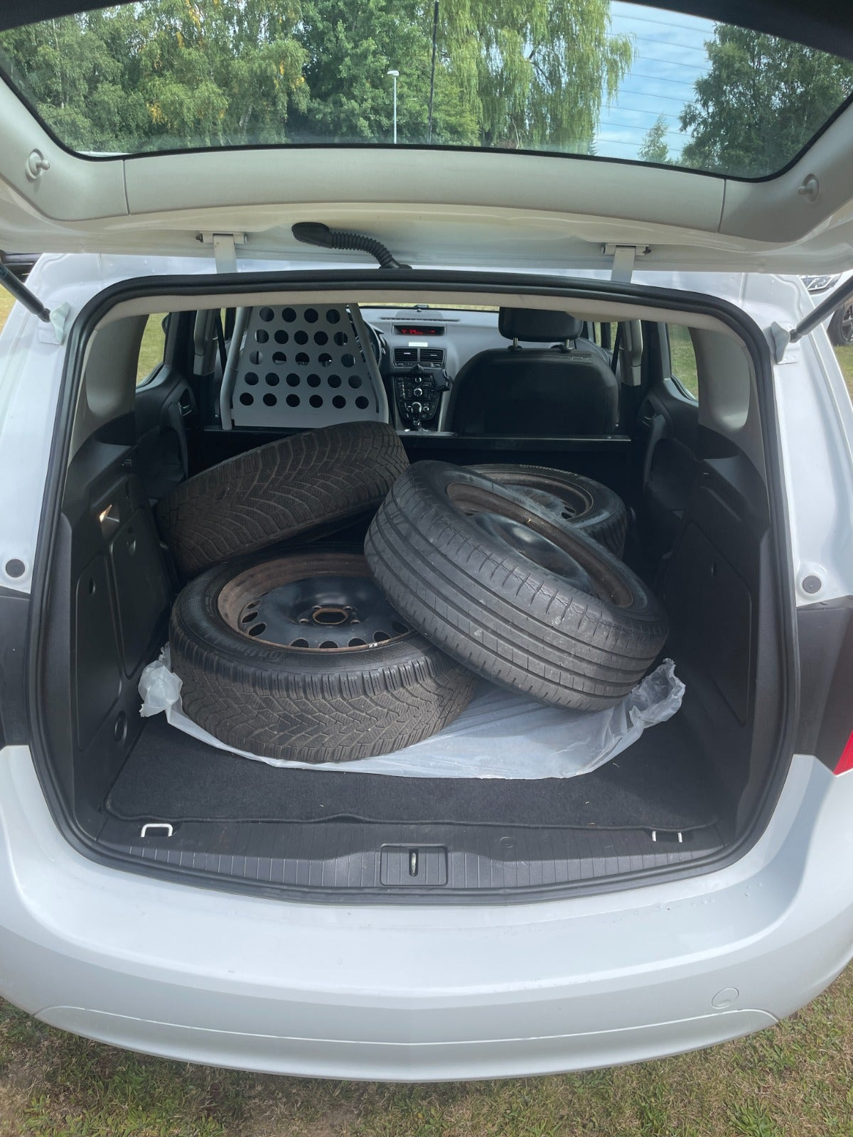 Hvid Opel Meriva fra 2014