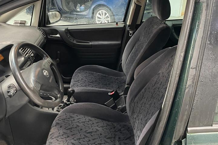 Grøn Opel Zafira fra 2001