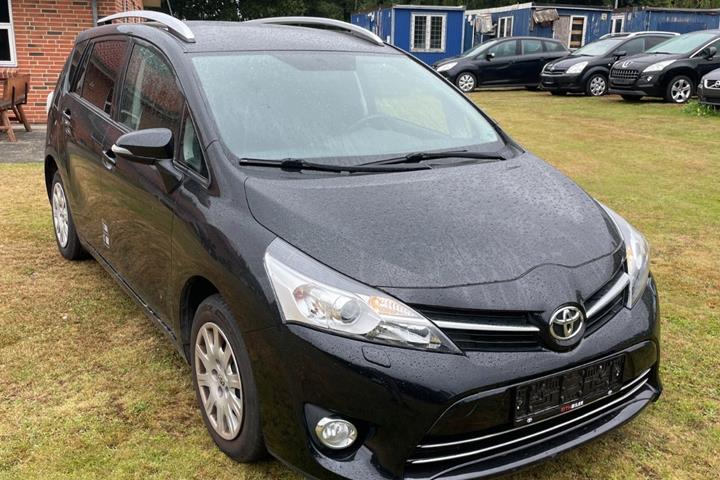 Sort Toyota Sportsvan fra 2015