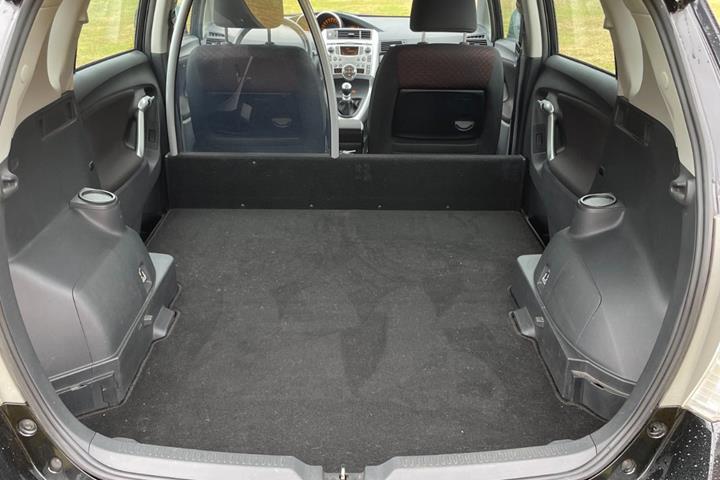Sort Toyota Sportsvan fra 2015