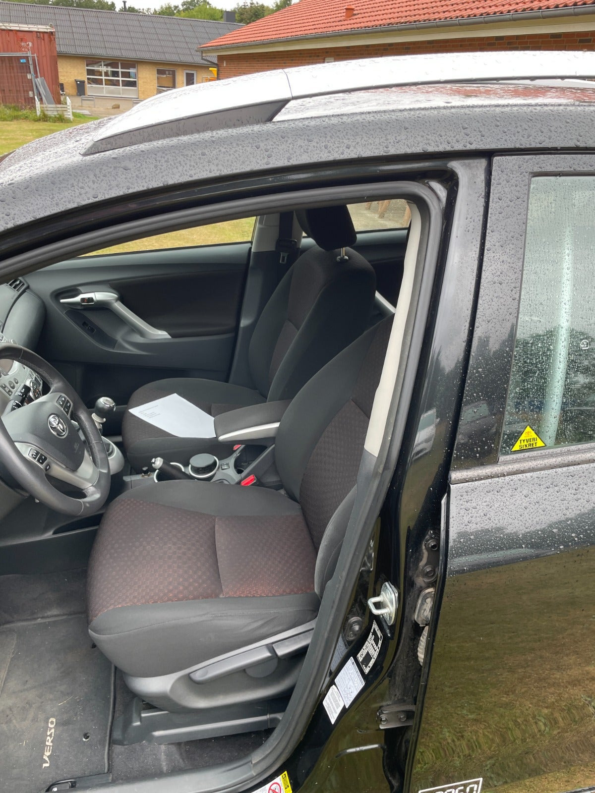 Sort Toyota Sportsvan fra 2015