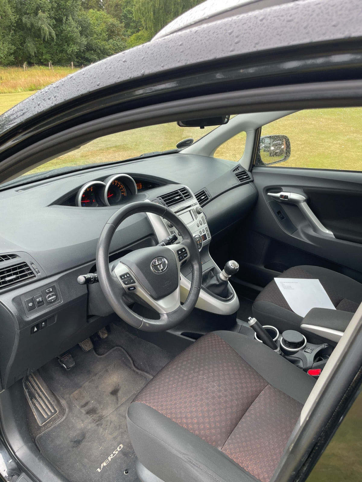 Sort Toyota Sportsvan fra 2015