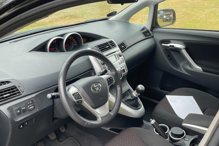 Sort Toyota Sportsvan fra 2015