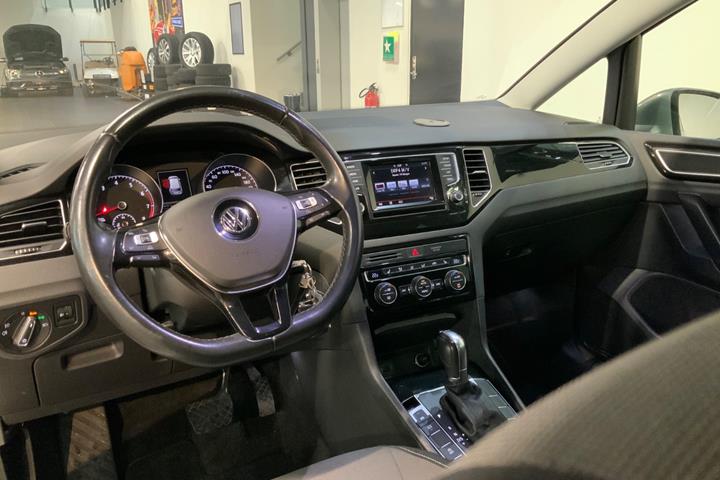 Sølv VW Golf Sportsvan fra 2015