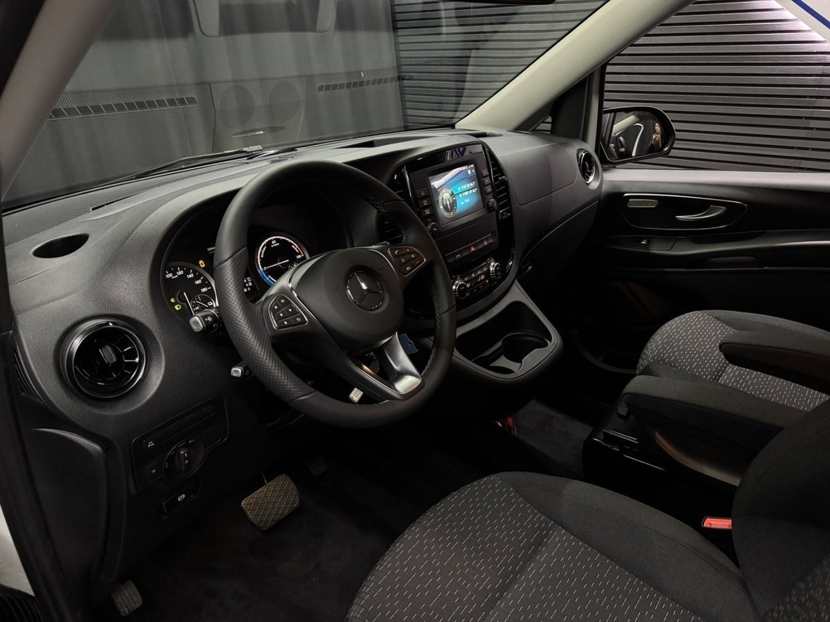 Hvid Mercedes eVito 129 fra 2024