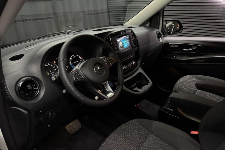 Hvid Mercedes eVito 129 fra 2024