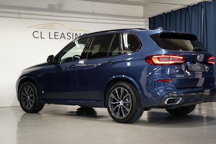 Blå BMW X5 fra 2022