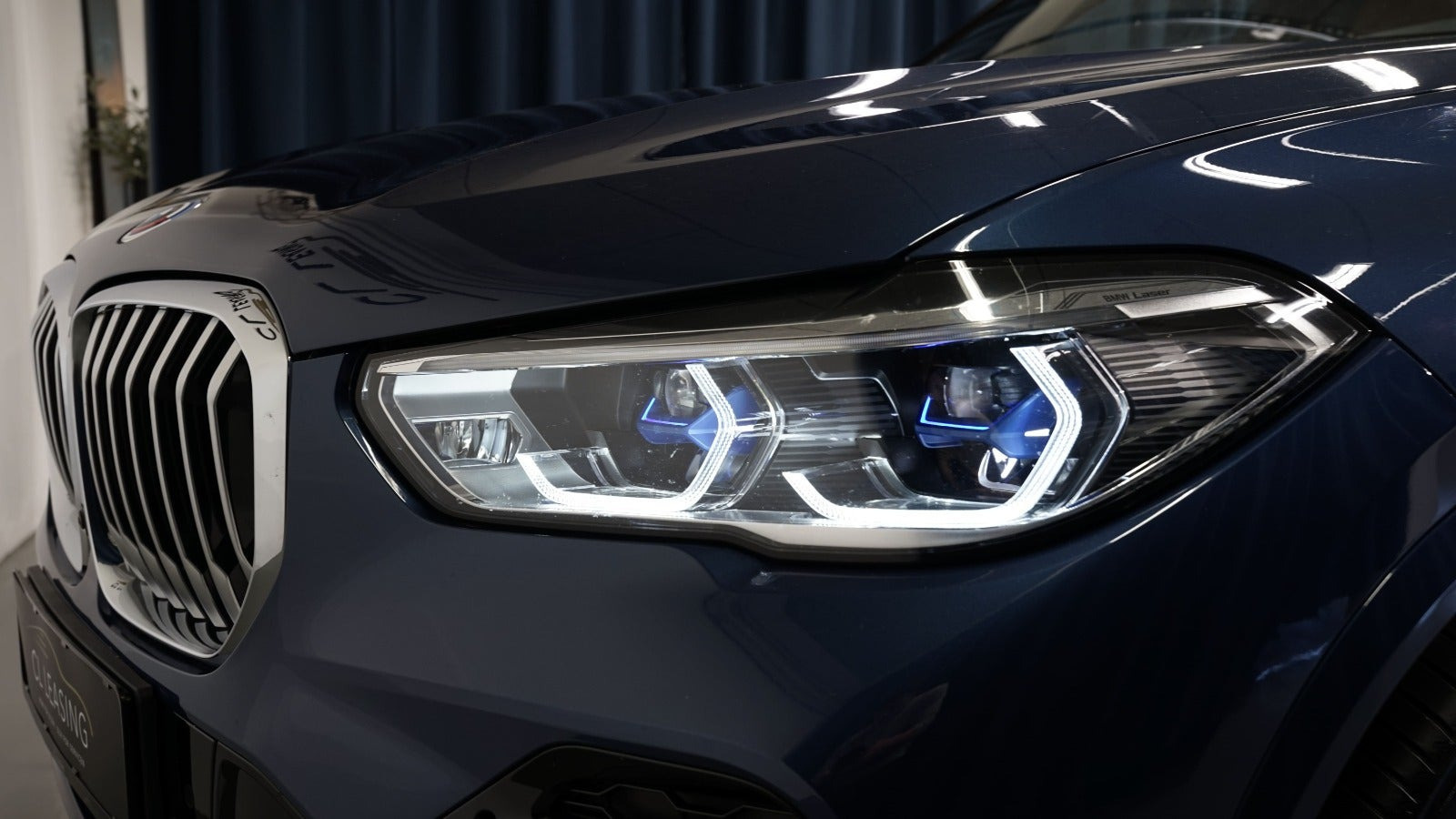 Blå BMW X5 fra 2022
