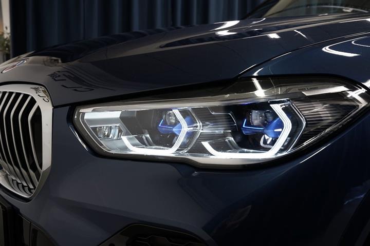 Blå BMW X5 fra 2022