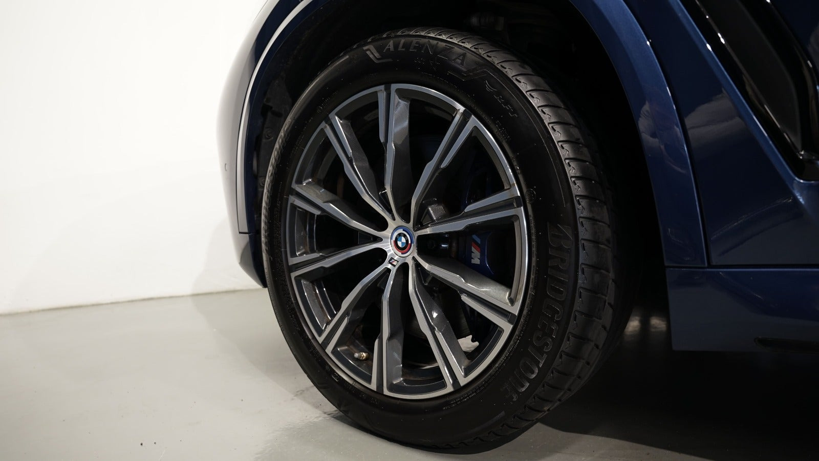Blå BMW X5 fra 2022