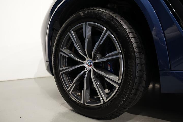 Blå BMW X5 fra 2022