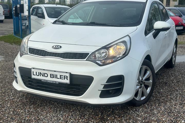 Hvid Kia Rio fra 2016 set udefra