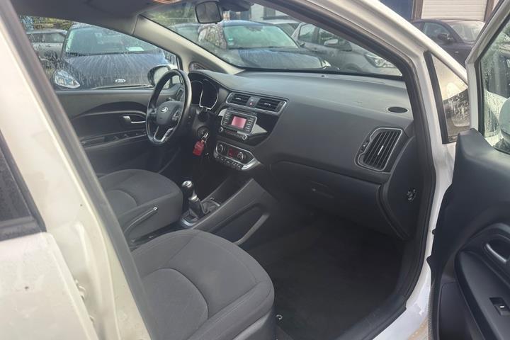 Hvid Kia Rio fra 2016